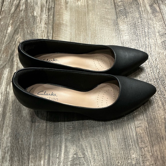 Clarks Women's Classic Black Heels Size 6W - Picture 2 of 12